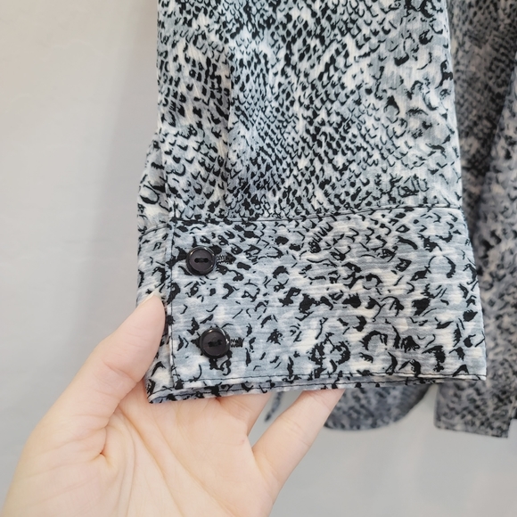 Notations Gray, Black & White Animal Print Blouse Top Women's Size Small - Picture 5 of 8
